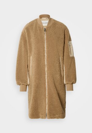 Tmavohnedý prekročený kabát z chlpatého textilu so zipsom vpredu, rebrovanými manžetami a bočnými vreckami; obsahuje hladký detail na rukáve krémovej farby.