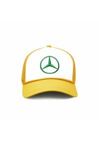 Żółta czapka baseballowa z białą przednią częścią, posiadająca zielony haftowany logo Mercedes-Benz. Siatkowe boki dla lepszej wentylacji. Lekko zakrzywiony daszek.