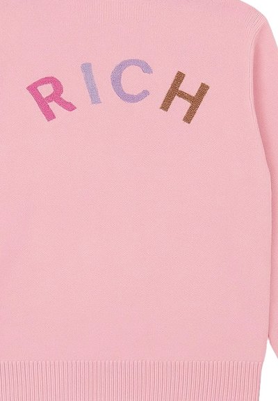 Maglione lavorato a maglia di un delicato rosa chiaro con la parola "RICH" ricamata in multicolor. Maniche e orlo a coste. Texture morbida.