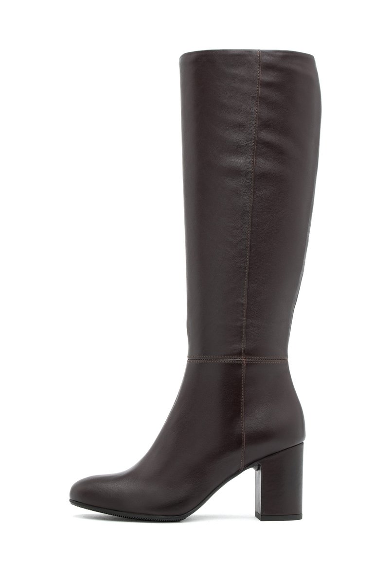 Bota de cuero marrón de altura hasta la rodilla con punta redonda, tacón cuadrado y sutil detalle de costura a lo largo del costado. Textura suave, acentos mínimos.