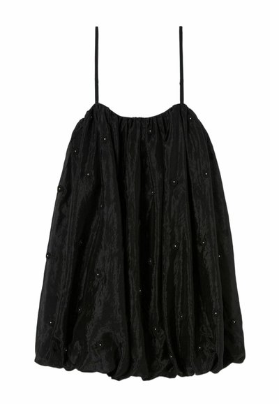 Vestido negro sin mangas con un diseño fruncido, presenta una tela texturada, adornada con pequeños detalles por todo el vestido, y una silueta fluida.