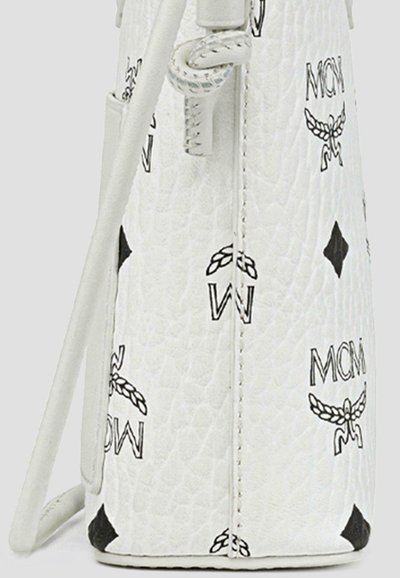 Weiße Lederhandtasche mit geprägten schwarzen Logos, Diamantmustern und strukturierten Oberflächen; verfügt über eine Seitentasche und geflochtene Tragegurt-Details.