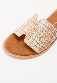 Szövetként szőtt slip-on szandál, színes pánttal, textúrált mintával, világosbarna velúr talppal és könnyű gumitalppal.