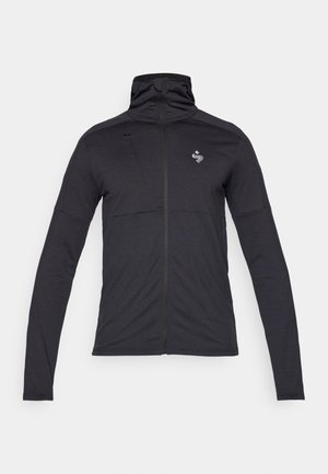 Casaco de desempenho preto com gola alta, mangas longas, fecho frontal e um bolso no peito; apresenta um logotipo subtil no lado superior esquerdo.