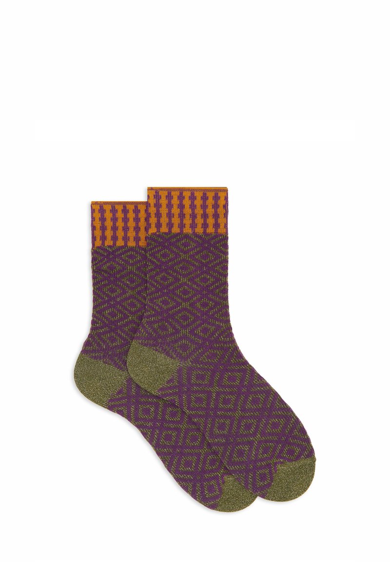 Lila und grün gemusterte Socken mit einem gerippten orangen Bund. Mit Rauten- und geometrischen Designs, aus einem strukturierten, weichen Material.