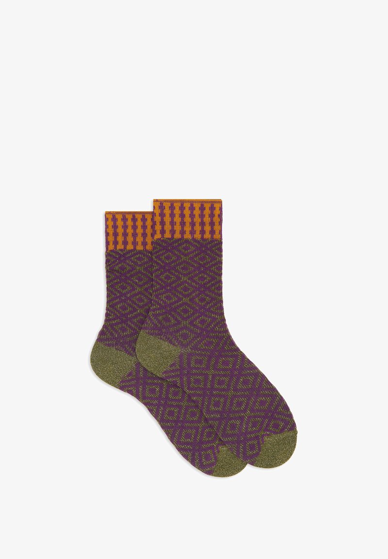 Lila und grün gemusterte Socken mit einem gerippten orangen Bund. Mit Rauten- und geometrischen Designs, aus einem strukturierten, weichen Material.