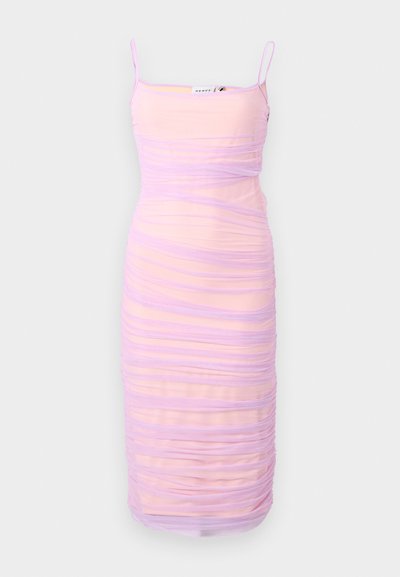 Φωτεινό ροζ μίντι αμάνικο φόρεμα με λεπτές τιράντες και ρυτιδωτό, ημιδιάφανο λιλά επικάλυμμα υφάσματος σε όλο το φόρεμα.