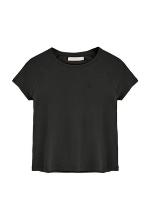 T-shirt nera a maniche corte con scollatura rotonda e texture morbida. Presenta un piccolo logo ricamato in blu navy sulla parte sinistra del petto.