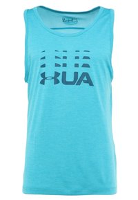 Jasnoniebieski tank top wykonany z miękkiej tkaniny, z dużym, ciemnoniebieskim grafiką "UA" i paskowanym wzorem na klatce piersiowej. Bez rękawów.