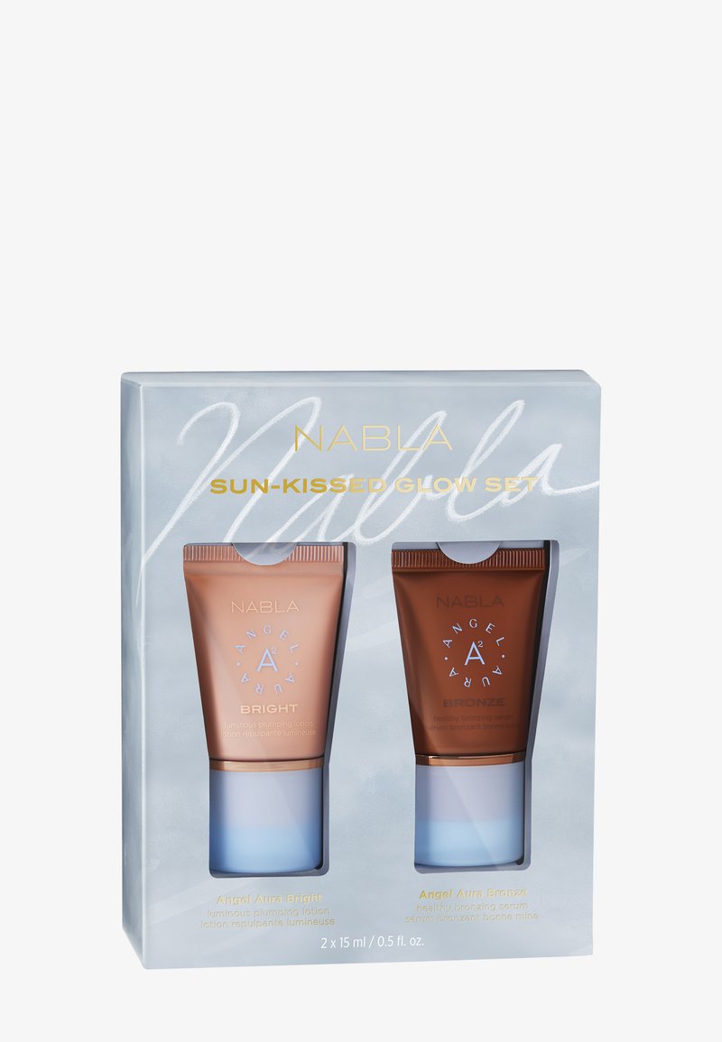 NABLA Sun-Kissed Glow-sett med to tuber: Angel Aura Bright strålende lotion og Angel Aura Bronze sunt bronserende serum.