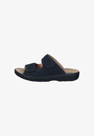 Zwarte slidesandalen met twee verstelbare klittenbandsluitingen, open teen, gevoerd voetbed en een gestructureerde buitenzool. Zijaanzicht weergegeven.