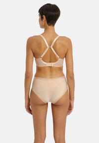 Beha en high-waisted slip in een lichtbeige tint. De beha heeft een kruisrugontwerp met verstelbare schouderbanden en een haak-en-oogsluiting. Soepele textuur.