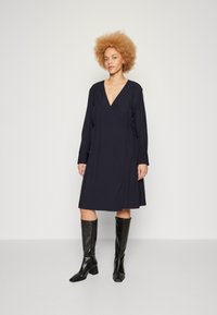 Tommy Hilfiger Curve - SEAL KNEE DRESS - Nappali ruha - desert sky Miniatűr kép 1