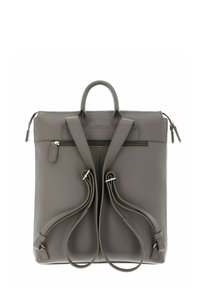 Sac à dos en cuir gris avec des bretelles doubles, une poignée supérieure, une poche zippée à l'avant et une texture lisse. Présente des accents en métal.