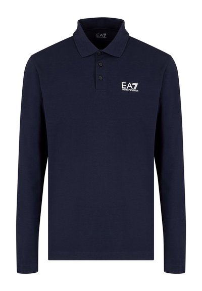 Polo bleu marine à manches longues avec trois boutons et logo blanc EA7 Emporio Armani sur la poitrine gauche.