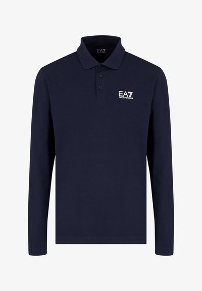 Polo bleu marine à manches longues avec trois boutons et logo blanc EA7 Emporio Armani sur la poitrine gauche.