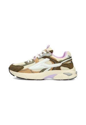 Low-Top-Sneaker mit beigen, braunen und weißen Mesh- und Wildlederpaneelen, weißen Schnürsenkeln, dicker cremefarbener Sohle und hellvioletten Akzenten.