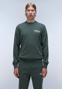 Donkergroen sweatshirt met ribbelmanchetten en -nek, voorzien van een klein merklabel op de linkerborst. Zacht, gestructureerd materiaal, casual pasvorm.