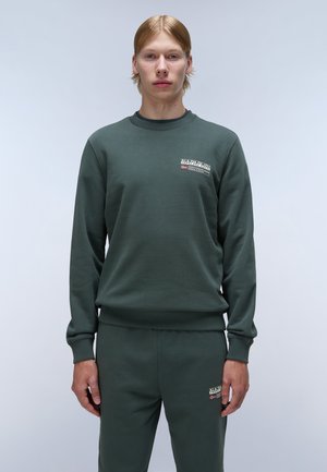 Donkergroen sweatshirt met ribbelmanchetten en -nek, voorzien van een klein merklabel op de linkerborst. Zacht, gestructureerd materiaal, casual pasvorm.