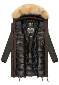 Gevoerde parka-jack in donker groen met een met bont omzoomde capuchon, zwarte binnenvoering, rode accenten en dubbele voorzakken. Rits- en drukknoopsluitingen.