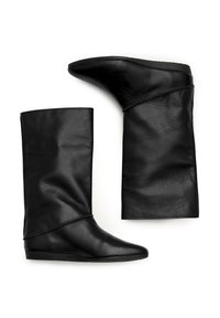 Juodos odos batai su elegantišku dizainu, smailiomis nosytėmis ir minkštu, tekstūruotu paviršiumi, puošti apgaubtu kulkšnies detalė.