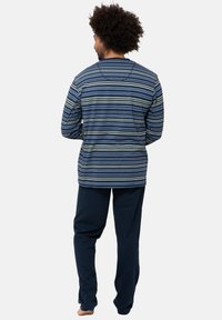 Herren-Pyjama-Set mit einem blau-weißen gestreiften Langarmshirt und dunkelblauen Hosen. Aus weichem Stoff, mit lockerer Passform und lässigem Design.