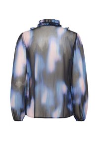 Caurredžs blūze ar volānu apkakli, ar melnu, zilu un rozā abstraktu rakstu, garām piedurknēm un elastīgām aprocēm.