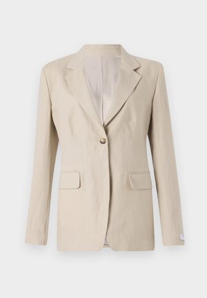 Beige linned blazer med en enkelt knaplukning, jakkeslash, to forlommer og en glat inderside. Skræddersyet pasform.