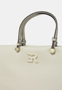 Borsa a mano in pelle grigia chiara con accessori dorati, doppie maniglie superiori e superficie texturizzata con dettaglio del logo impresso.
