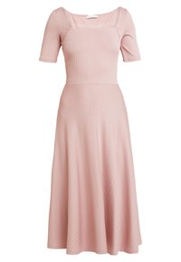 Robe rose pâle côtelée avec manches courtes, encolure carrée et jupe fluide présentant des rayures verticales pour la texture et la forme.