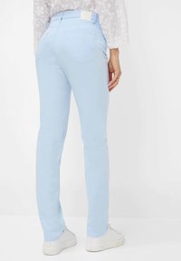BRAX STYLE CAROLA - Stoffhose - bleu