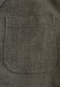 Nahaufnahme eines strukturierten Gewebes, das ein Schachbrettmuster in dunklen Tönen zeigt, mit vertikalen und horizontalen Linien in kontrastierenden Webarten.