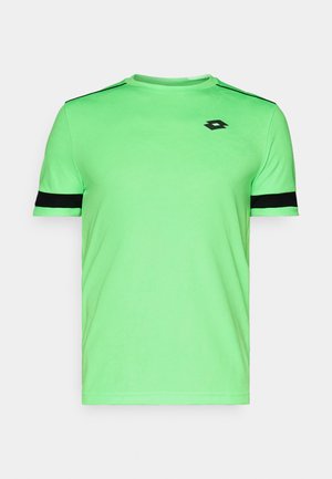 Roheline sportlik T-särkk, mis on valmistatud kergest kangast, mustade aktsentidega varrukatel ja õlgadel, rinnal väike logo.