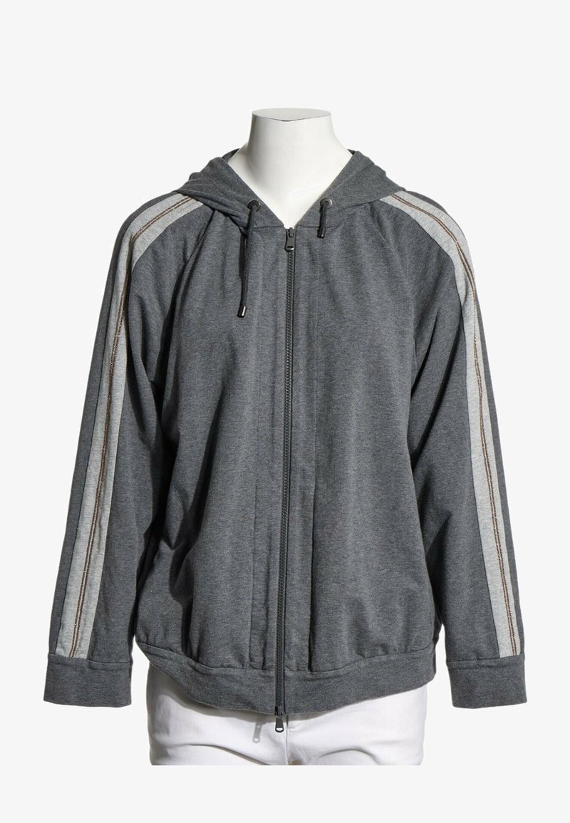 Sweat à capuche zippé gris foncé avec des rayures gris clair et de fines lignes marron courant sur toute la longueur de chaque manche, présenté sur un mannequin blanc.