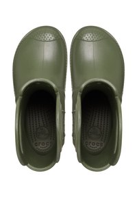 Bottes en caoutchouc vertes avec une finition lisse, des orteils arrondis et un intérieur texturé. Présente des accents circulaires sur le talon et le logo de la marque à l'intérieur.