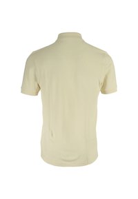 Polo in un giallo chiaro con colletto, maniche corte e una texture liscia; presenta un design semplice senza motivi o decorazioni.