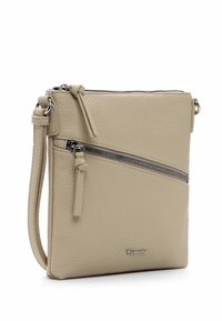 Beige leren schoudertas met een gestructureerd oppervlak, een voorste ritszak en zilveren hardware-accenten. Verstelbare strap voor veelzijdigheid.