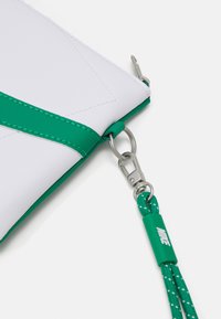 Nike Sportswear ICON WRISTLET LARGE UNISEX - Ručna torbica - white/malachite
