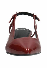Chaussures plates T-strap en cuir laqué rouge avec un bout pointu et un intérieur noir, dotées d'un accent nœud réglable de chaque côté.