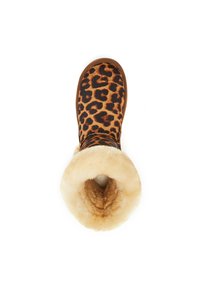 Botte en imprimé léopard avec un extérieur en suède beige, doublée de fourrure crème, à bout rond et semelle flexible. Comprend une manchette en peluche retournée.