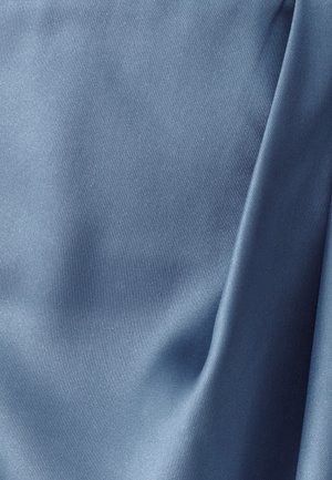 Tissu en satin bleu avec une texture lisse et brillante, présentant des plis doux et un éclat subtil sur toute la surface, créant des plis délicats.