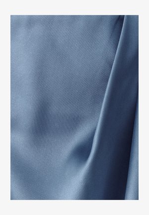 Blauwe satijnen stof met een gladde, glanzende textuur, met zachte plooien en een subtiele glans over het oppervlak, die zachte vouwen creëert.