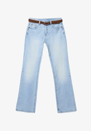 Svetlomodré rifle s rovnými nohavicami, piatimi vreckami a hnedým koženým opaskom zapnutým v páse.