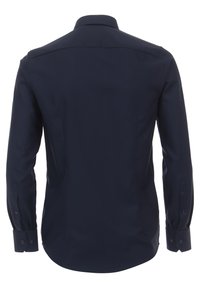 Marineblauwe overhemd met lange mouwen, een klassieke kraag, een zachte textuur, knopenmanchetten en een iets getailleerde pasvorm. Geen zichtbare patronen of logo's.