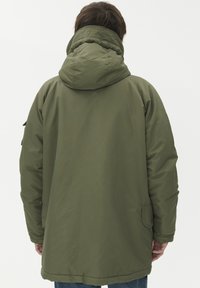 Olive zelena puhovka s kapuco, z prešitm ovratnikom, dolgimi rokavi in stranskimi žepe, prikazana s hrbtne strani.