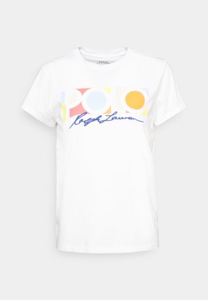 Biały T-shirt z krótkim rękawem z kolorowymi geometrycznymi kształtami i napisem "POLO Ralph Lauren" niebieskim pismem na piersi.