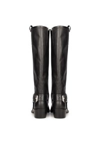 Botas de cuero negras hasta la rodilla con una textura suave, que presentan dos detalles de hebilla y un ligero tacón. Cremallera en la parte trasera para facilitar su uso.