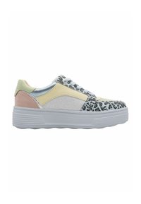 Sneaker multicolore con una combinazione di materiali: tessuto grigio, accenti pastello e punta con stampa leopardata. Include lacci bianchi e suola texturizzata.