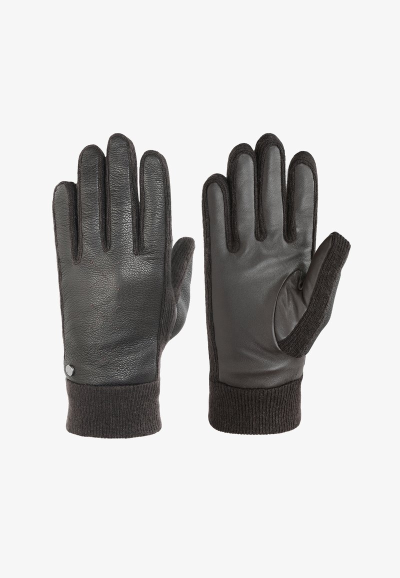 Černé kožené rukavice s vroubkovanými tmavými textilními manžetami, přičemž jedna z rukavic má bezprstý design, texturovaný povrch a decentní metalický akcent.