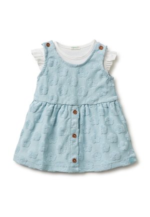 Robe de bébé sans manches bleu clair avec texture florale en relief, boutons bruns sur le devant, et chemise blanche à manches courtes à volants en dessous.